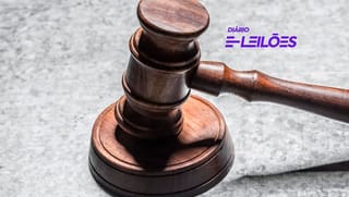 Como são determinados os valores iniciais em leilões online?